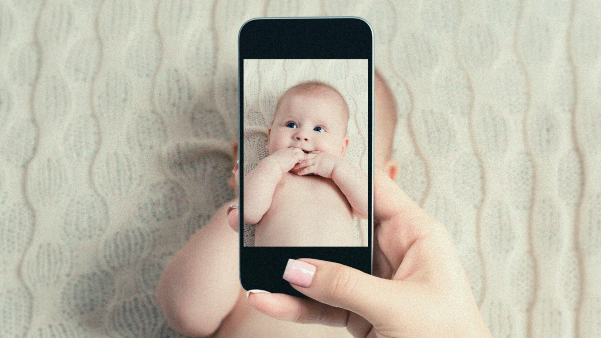 Мама фотографирует ребенка на телефон